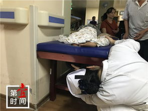 男子裹6床被子卡进床缝出不来，网友：这操作太奇葩！