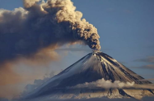 印尼火山喷发滞留中国游客发声：航班取消，归途受阻