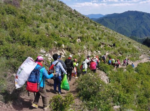 大牯牛山走红后垃圾遍地：游客行为引争议