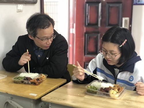 局长陪餐，筑牢师生‘舌尖安全’防线