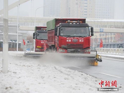 鹤岗特大暴雪：救护车陷雪地，急救人员紧急行动