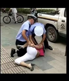 美国枪支暴力阴影下的悲剧：女子抱婴儿袭警，母女双双被射杀