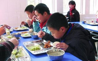 食堂风波背后：安徽一学校食堂员工吵架打翻饭菜，校方回应引发热议