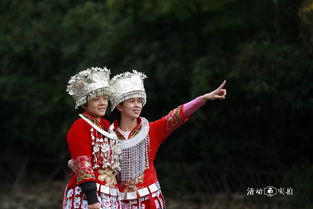 贵州姑娘身穿苗服邀英国校长跳舞：文化与艺术的美丽邂逅