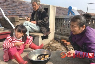 寒风中的温暖：9岁女孩帮爸爸摆摊炒饭的故事