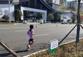 6岁女孩独自跑完42公里全马，儿童跑全马真的安全吗？