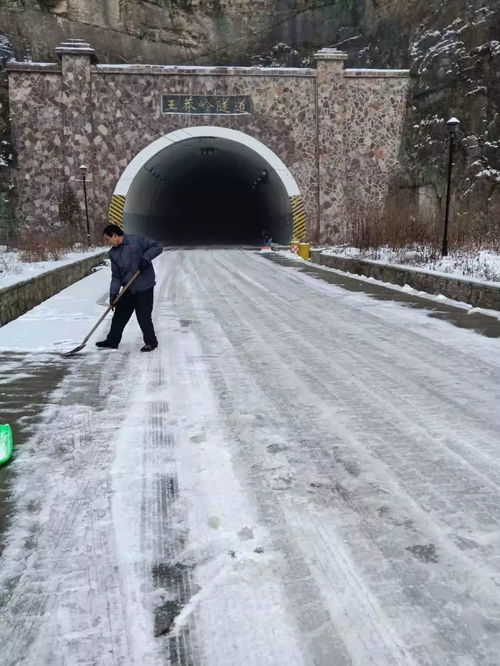 网友驾车出隧道口见大雪纷飞：惊心动魄的瞬间