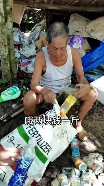 33岁小伙靠路边捡瓶子补贴生活：平凡中的不凡