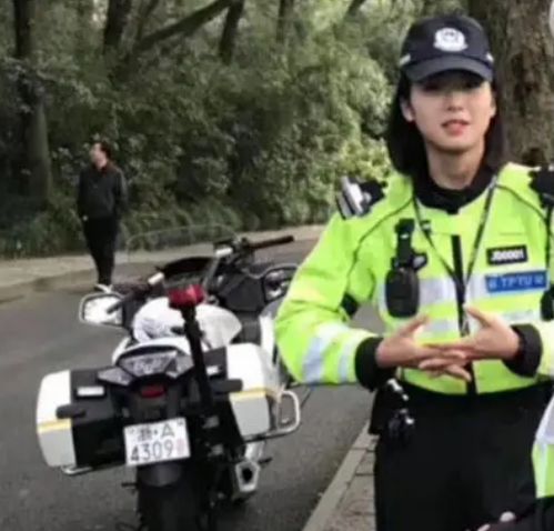 杭州街头的美丽邂逅：执勤女骑警神似贾静雯