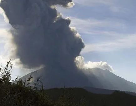 亲身见证：日本樱岛火山喷发灰柱高达3400米