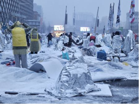 风雪中的坚守：民众集会背后的故事