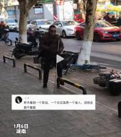 盲人愤怒推倒占用盲道的电动车：一场无声的抗争