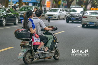 车厢里的隐秘挑战：小孩哥在车后座悄悄割开大人羽绒服