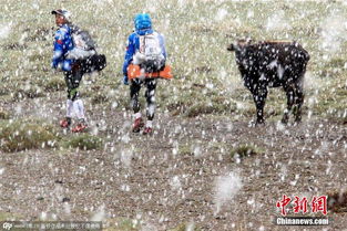 罕见！火焰山迎来降雪，我亲历了这壮观一幕