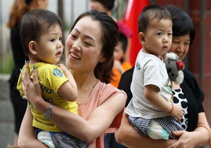 重庆宝妈带两娃摆摊，暖心故事背后的感动与思考