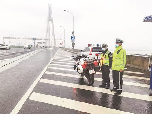 雨雪回家路上有交警带道的安全感