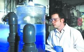 一位工程师正在检测设备