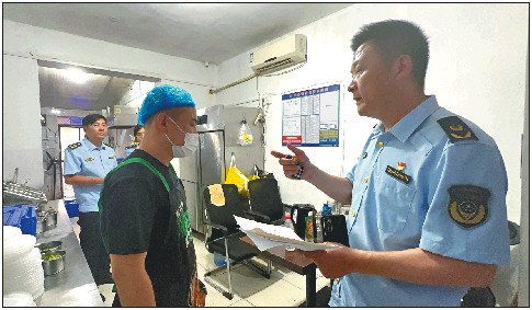 市场监管局工作人员检查电子秤照片