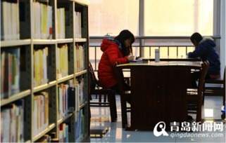 图书馆内一群人正在阅读