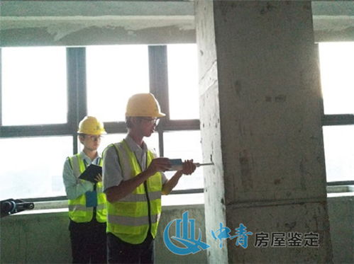 工作人员现场检查房屋