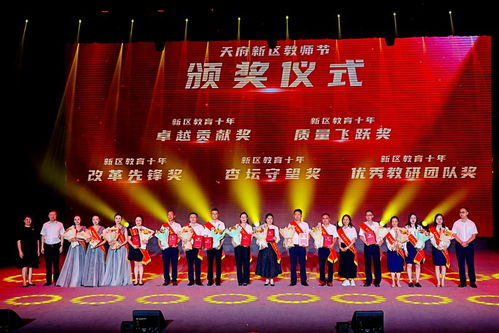 杨紫领取微博Queen奖杯的瞬间