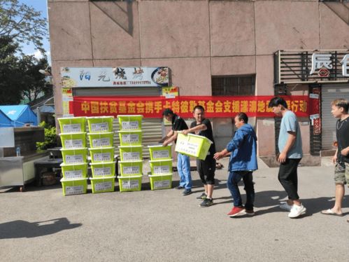 受灾群众收到援助物资