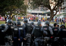 街头抗议特朗普政策的人群