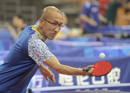 乒乓球比赛激烈瞬间