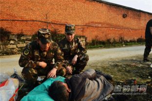 武警官兵救援老人