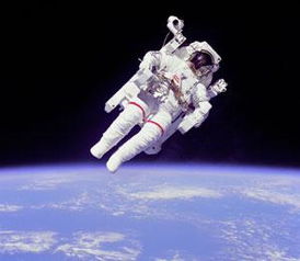 宇航员在太空中漂浮