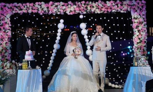 一对新人正在举行婚礼