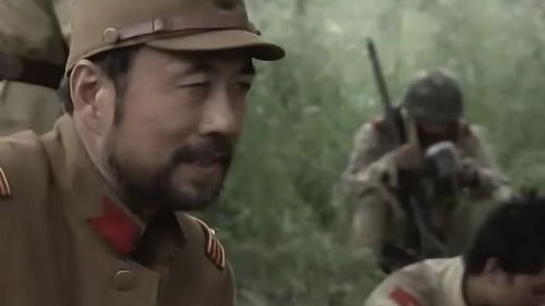 两名军人在讨论战术