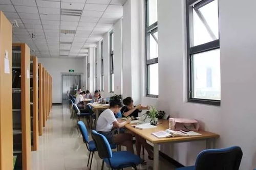 一本书放在课桌上