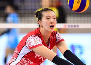 张常宁与江苏女排合影