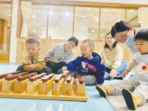 孩子们在托育中心玩耍