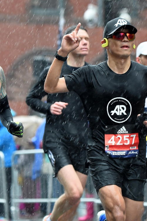 灰灰在赛场上奔跑的画面