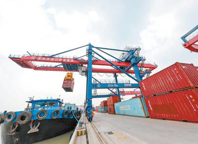 大连港口繁忙景象