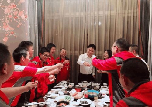 刘强东与快递员聚餐场景