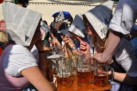 年轻人举杯庆祝