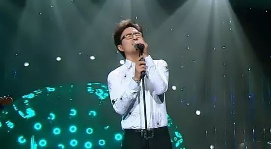 一位歌手正在演唱