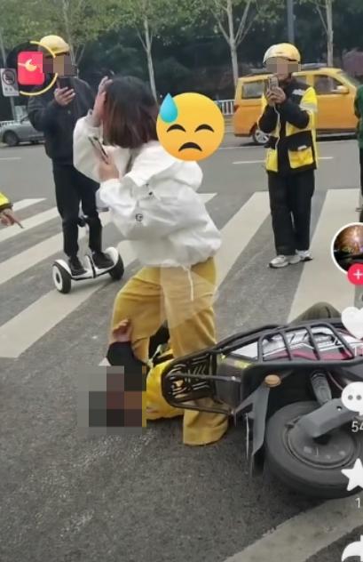 骑手街头送餐场景