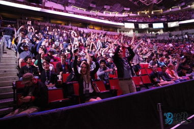 电竞比赛现场观众热情高涨