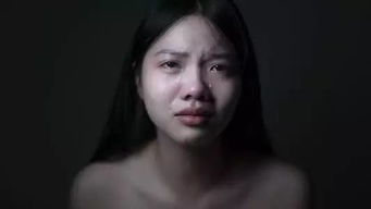 一个女孩独自哭泣