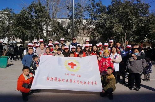 志愿者与孩子们合影