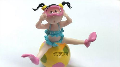 小女孩完成了她的书法作品