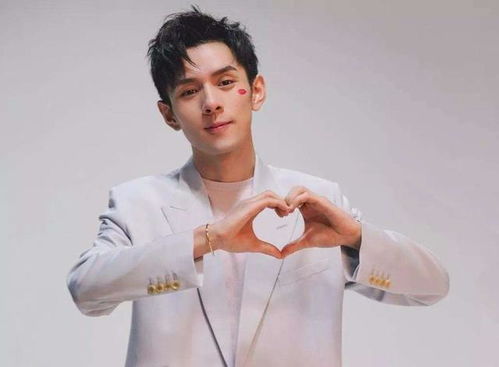 李语蔚与同事们一起工作的场景