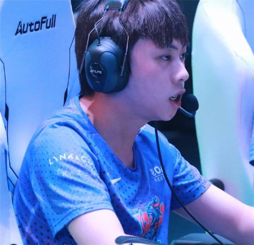 阿乐和他的队友们一起庆祝胜利