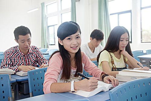 学生讨论学习的场景