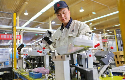 生产线忙碌工作的图片