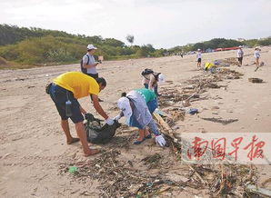 志愿者清理海滩垃圾